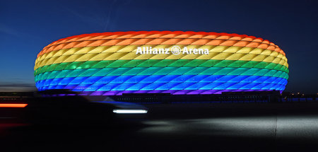Die Hülle der Allianz-Arena in München leuchtet anlässlich des C...