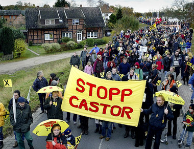 Warten auf den Castor: Demonstration 2004 in Dannenberg