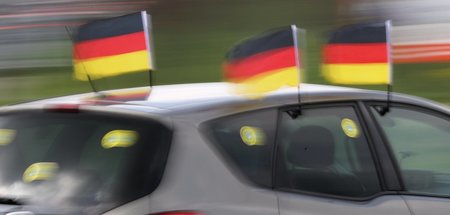 Korso oder Angriff: AfD-Anhänger bedienen sich ihrer Autos auf v...