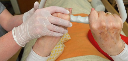 Rund um die Uhr: Die häusliche Pflege von Senioren übernehmen of...