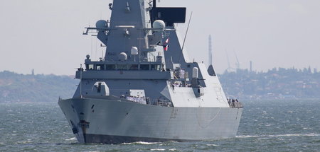 Die Royal Navy schifft in feindlichen Gewässern