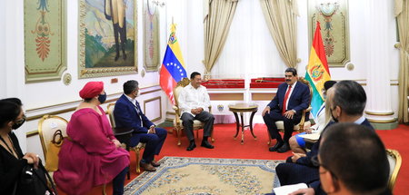 Boliviens Präsident Luis Arce (hinten l.) und sein venezolanisch...