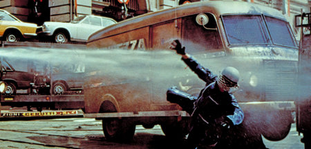 Dass der Wasserwerfer eines ihrer Fluchtfahrzeuge anspringt, war...