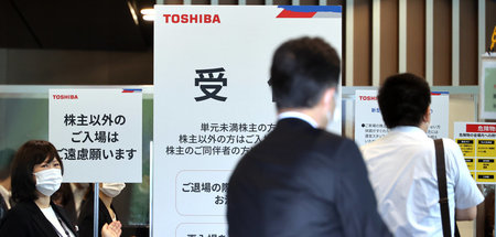 Aktionäre auf dem Weg zur Hauptversammlung von Toshiba in Tokio ...