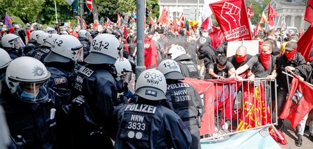 Autoritäre Staatsmacht in Aktion – protestierende Demonstranten ...