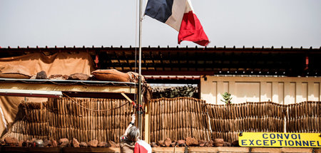 Französische Fahne weht über einem Militärstützpunkt in Mali (1....