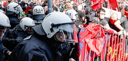 Die Polizei hat eine Demonstration gegen das Versammlungsgesetz ... Die Polizei hat eine Demonstration gegen das Versammlungsgesetz ...