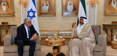 Israels Außenminister Jair Lapid (l.) mit seinem emiratischen Am