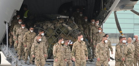 Die letzten Soldaten aus dem Kriegseinsatz in Afghanistan landet... Die letzten Soldaten aus dem Kriegseinsatz in Afghanistan landet...