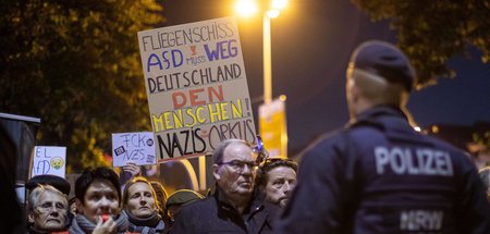 Im Zuge von Protesten gegen einen AfD-»Bürgerdialog« fuhr ein An... Im Zuge von Protesten gegen einen AfD-»Bürgerdialog« fuhr ein An...
