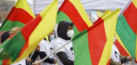Stoppt den Krieg der Türkei gegen Kurdistan! Kundgebung in Köln ...