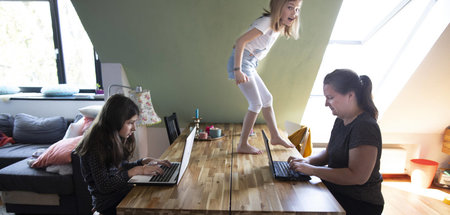 Typische Krisenszene: Homeschooling und Homeoffice parallel, vor...