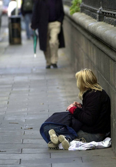 Bettlerin in Dublin: Von Armut ist im statistisch gesehen fünftr... Bettlerin in Dublin: Von Armut ist im statistisch gesehen fünftr...