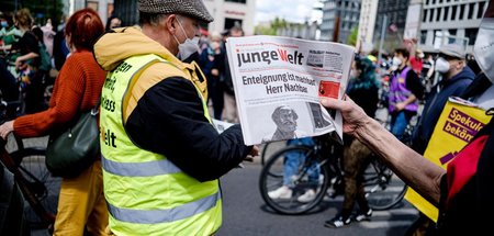 jW-Verteilung auf der »Mietenwahnsinn«-Demo in Berlin (23.5.2021...