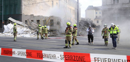 Feuerwehreinsatz nach dem Einsturz eines Baugerüsts in der Inval... Feuerwehreinsatz nach dem Einsturz eines Baugerüsts in der Inval...