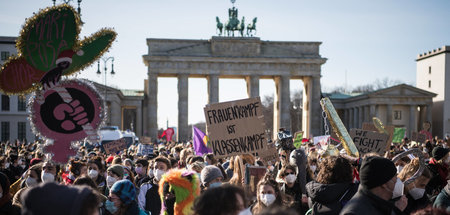 Wo fängt die eine Identität an, wo hört die andere auf? Demonstr... Wo fängt die eine Identität an, wo hört die andere auf? Demonstr...