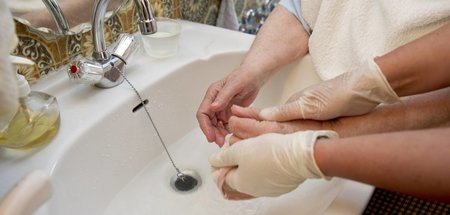 Beim Modell der 24-Stunden-Pflege und -Haushaltshilfe kümmern si... Beim Modell der 24-Stunden-Pflege und -Haushaltshilfe kümmern si...