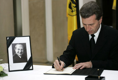 Baden-Württembergs Ministerpräsident Günther Oettinger (CDU) erk... Baden-Württembergs Ministerpräsident Günther Oettinger (CDU) erk...