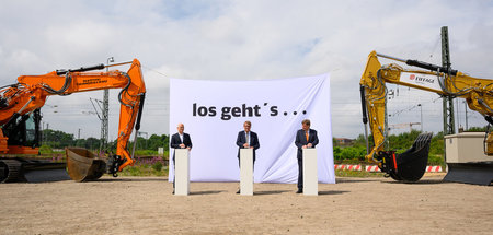 Konnten es kaum erwarten: Peter Tschentscher (l., SPD), Erster B...