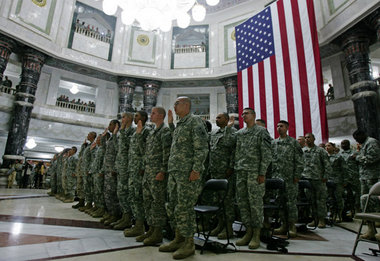 Auf »Stars and Stripes« eingeschworen – US-Soldaten am Dienstag ... Auf »Stars and Stripes« eingeschworen – US-Soldaten am Dienstag ...