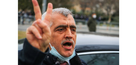 Die Finger zum Siegeszeichen in die Höhe gereckt: HDP-Politiker ...