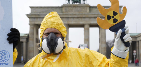 Solidarität mit den Betroffenen von Fukushima am Brandenburger T... Solidarität mit den Betroffenen von Fukushima am Brandenburger T...