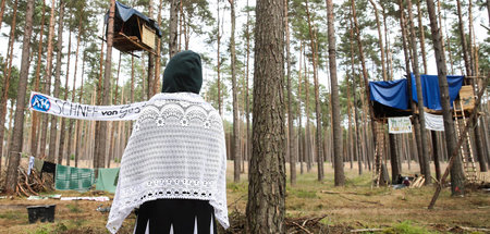 Die Waldbesetzer im Protestcamp gegen den Ausbau der »A 14« möch... Die Waldbesetzer im Protestcamp gegen den Ausbau der »A 14« möch...