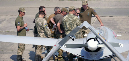 Ukrainische Soldaten inspizieren während des Manövers »Sea Breez... Ukrainische Soldaten inspizieren während des Manövers »Sea Breez...