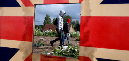 Flüchtlinge mit dem Ziel Großbritannien im nordfranzösischen Cal...