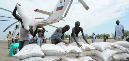 Südsudan droht Hungersnot: Menschen entladen Nahrungsmittelliefe...