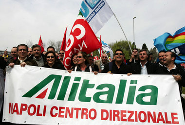 Zukünftig verboten? Mitarbeiter der Fluggesellschaft Alitalia pr... Zukünftig verboten? Mitarbeiter der Fluggesellschaft Alitalia pr...