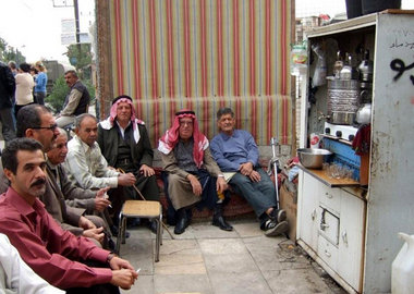 Irakische Flüchtlinge an ihrem Treffpunkt mit Teeausschank in Ja... Irakische Flüchtlinge an ihrem Treffpunkt mit Teeausschank in Ja...