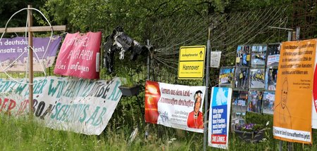 Plakate gegen Atomwaffen, Krieg und Auslandseinsätze in der Nähe...