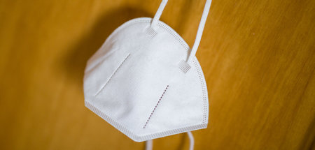 FFP2_Maske_an_Haken_70095373.jpg