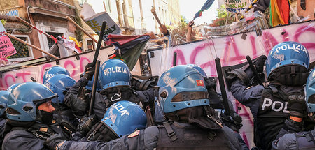 Polizisten greifen in Venedig eine Demonstration gegen den G20-G...