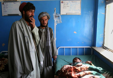 Kandahar, Afghanistan, 5. November 2008: Am Bett eines Kindes, d... Kandahar, Afghanistan, 5. November 2008: Am Bett eines Kindes, d...