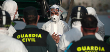 Mitglieder von Frontex und der spanischen Guardia Civil nach Ber...