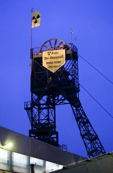 40 Greenpeace-Aktivisten besetzten in der Nacht zum Mittwoch den... 40 Greenpeace-Aktivisten besetzten in der Nacht zum Mittwoch den...