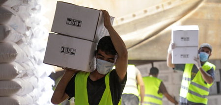 Lieferung von Hilfspaketen für die syrische Bevölkerung an der s...