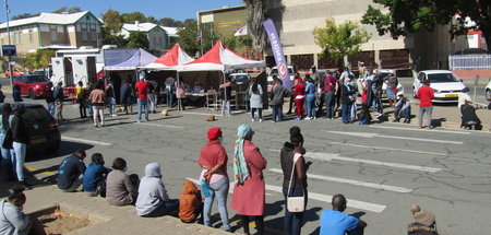 Menschenschlange vor einer Covid-19-Teststation in Windhoek, Nam...