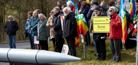 Demonstration vor dem Haupttor des Bundeswehr-Fliegerhorst in Bü...