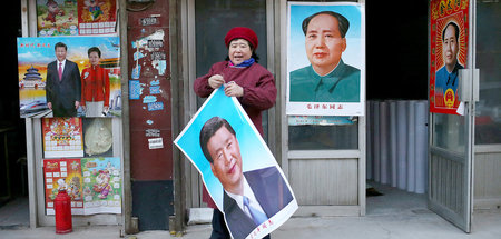 Xi Jinpings Bild neben Porträts mit dem Gründer der Volksrepubli...