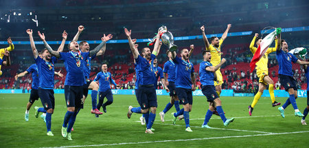 Das beste Kollektiv: Die »Squadra Azzurra« mit der Trophäe