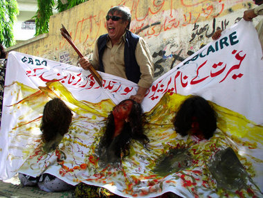 Hyderabad, Pakistan, 4. September 2008: Straßentheater gegen Ver... Hyderabad, Pakistan, 4. September 2008: Straßentheater gegen Ver...
