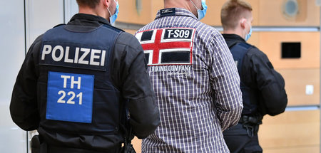 Polizisten bringen am Montag in Erfurt einen Angeklagten vor der...