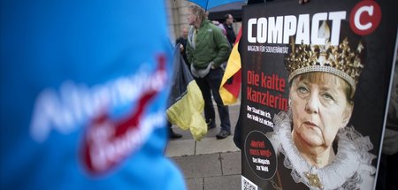 Stichwortgeber der extremen Rechten: Compact-Plakat bei AfD-Vera...