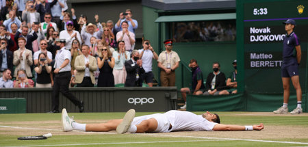 Der Wolf klatscht auf den Rasen: Novak Djokovic gewinnt seinen s...