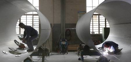 Chinas Industrie auf Hochtouren: Arbeiter beim Einbau von Tanks ...