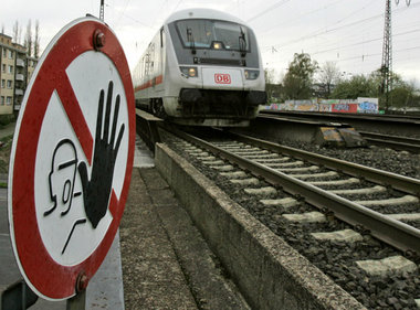 Hände weg vom öffentlichen Eigentum im Schienenverkehr scheint d... Hände weg vom öffentlichen Eigentum im Schienenverkehr scheint d...