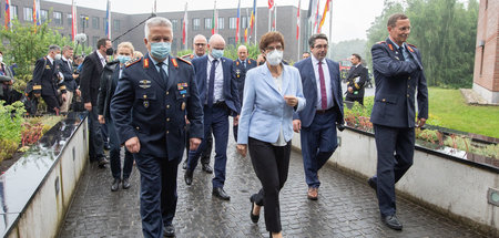 Da gehören sie hin – auf den Mond: Die Verteidigungsministerin b...